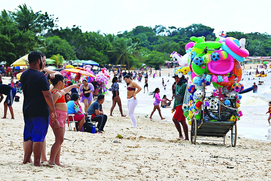 Passeios gratuitos durante a viagem, como ir à praia, e levar itens de casa, ajudam a economizar