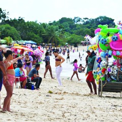 Passeios gratuitos durante a viagem, como ir à praia, e levar itens de casa, ajudam a economizar