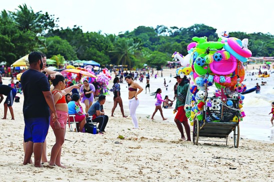 Passeios gratuitos durante a viagem, como ir à praia, e levar itens de casa, ajudam a economizar