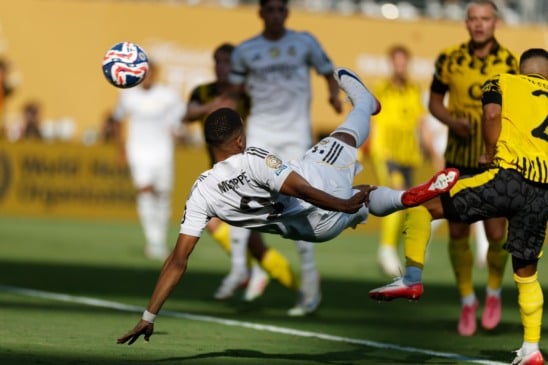 Real vence Dortmund com dupla de Garcías, golaço de Mbappé e milagre no fim