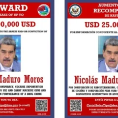 A medida foi divulgada pelo Departamento de Justiça dos EUA e reforçada pela Administração de Repressão às Drogas (DEA), que compartilhou um cartaz com a imagem de Maduro e os crimes pelos quais ele é acusado.