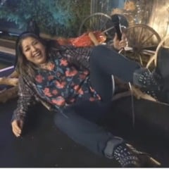 Roberta se divertiu ao cair de uma fogueira cenográfica. Foto: Reprodução