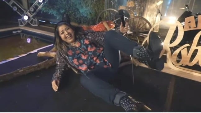 Roberta se divertiu ao cair de uma fogueira cenográfica. Foto: Reprodução