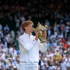 Jannik Sinner teve sua revanche sobre Carlos Alcaraz e conquistou neste domingo (13) o título inédito em Wimbledon, seu primeiro troféu depois de voltar de suspensão por doping
