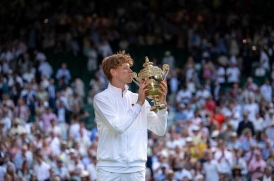 Jannik Sinner teve sua revanche sobre Carlos Alcaraz e conquistou neste domingo (13) o título inédito em Wimbledon, seu primeiro troféu depois de voltar de suspensão por doping