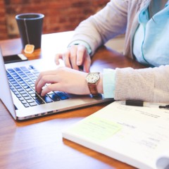 Os cursos online gratuitos aparecem como uma alternativa prática e acessível para quem quer adquirir novas habilidades, se atualizar ou até mesmo mudar de carreira sem sair de casa.