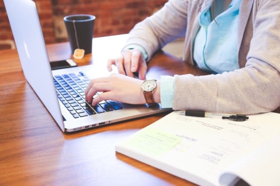Os cursos online gratuitos aparecem como uma alternativa prática e acessível para quem quer adquirir novas habilidades, se atualizar ou até mesmo mudar de carreira sem sair de casa.