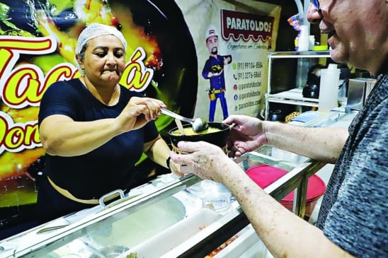 Comer na rua é mais do que um hábito em Belém: é um ritual cultural que atravessa gerações. Em meio ao cheiro de tucupi fervente e ao som das panelas nas calçadas, barracas de comidas típicas como tacacá, maniçoba, vatapá e caruru continuam sendo o ponto de encontro de quem busca tradição, sabor e afeto. 

Foto: Mauro Ângelo/ Diário do Pará.