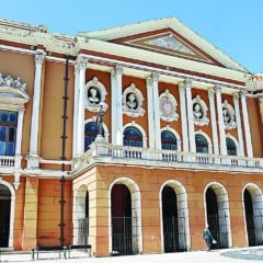 O Theatro da Paz foi fundado em 15 de fevereiro de 1878, inspirado no Teatro Scala de Milão (Itália), tem características grandiosas, acústica perfeita, lustres de cristal, piso em mosaico de madeiras nobres, afrescos nas paredes e teto, dezenas de obras de arte, gradis e outros elementos decorativos revestidos com folhas de ouro.   Foto: Irene Almeida/Diário do Pará.