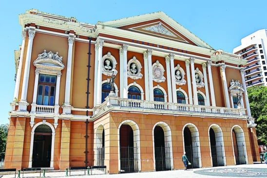 O Theatro da Paz foi fundado em 15 de fevereiro de 1878, inspirado no Teatro Scala de Milão (Itália), tem características grandiosas, acústica perfeita, lustres de cristal, piso em mosaico de madeiras nobres, afrescos nas paredes e teto, dezenas de obras de arte, gradis e outros elementos decorativos revestidos com folhas de ouro.   Foto: Irene Almeida/Diário do Pará.
