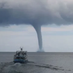 O fenômeno, que tem o formato de um funil semelhante ao de um tornado, é caracterizado por uma coluna de ar giratória que se forma a partir da base de uma nuvem de tempestade e se estende até a superfície de um corpo d’água, como rios, lagos ou o mar.