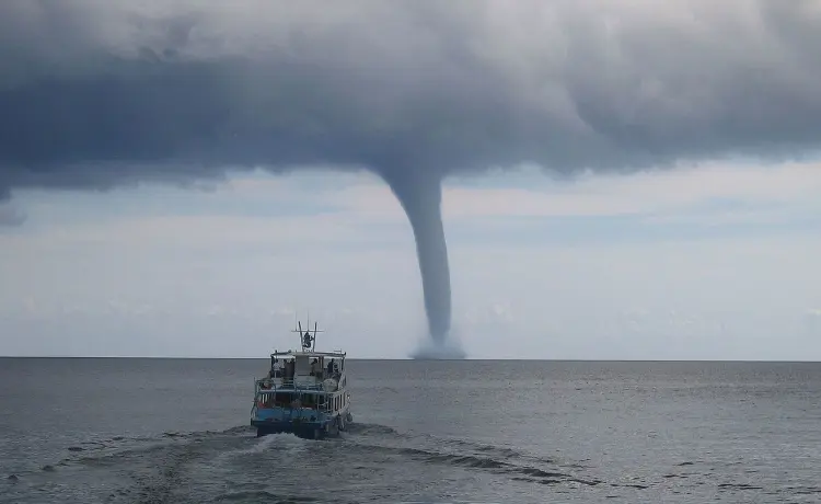 O fenômeno, que tem o formato de um funil semelhante ao de um tornado, é caracterizado por uma coluna de ar giratória que se forma a partir da base de uma nuvem de tempestade e se estende até a superfície de um corpo d’água, como rios, lagos ou o mar.