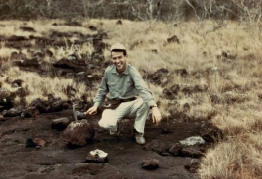 Em 1967, o geólogo Breno dos Santos batia o martelo em rocha em clareira no meio da floresta amazônica e descobriria a província mineral de Carajás. Foto: Coleção Breno Augusto dos Santos / Acervo Espaço Memória Vale