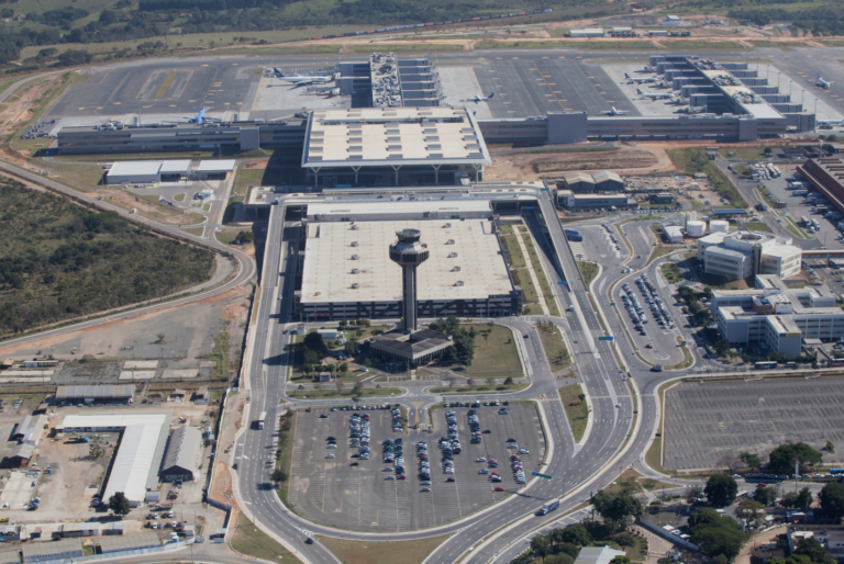 Um homem de 46 anos morreu após ser atropelado na pista do Aeroporto Internacional de Viracopos, em Campinas (SP), na madrugada desta quarta-feira (2)