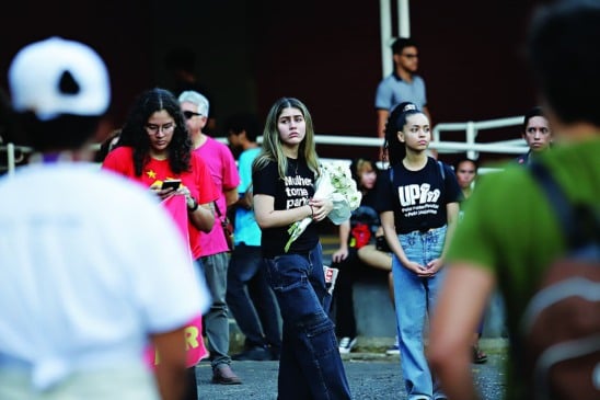 Os estudantes que mantiveram contato com a pessoa contaminada permanecem sob monitoramento por 10 dias