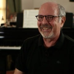 Mark Snow, compositor responsável pela música-tema da aclamada série de suspense "Arquivo X", morreu nesta sexta-feira (4)