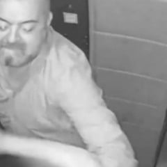 Homem agride companheira em elevador e é preso por violência doméstica e posse ilegal de armas