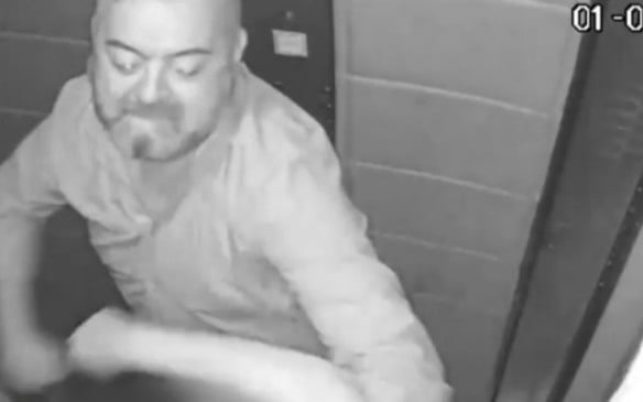 Homem agride companheira em elevador e é preso por violência doméstica e posse ilegal de armas