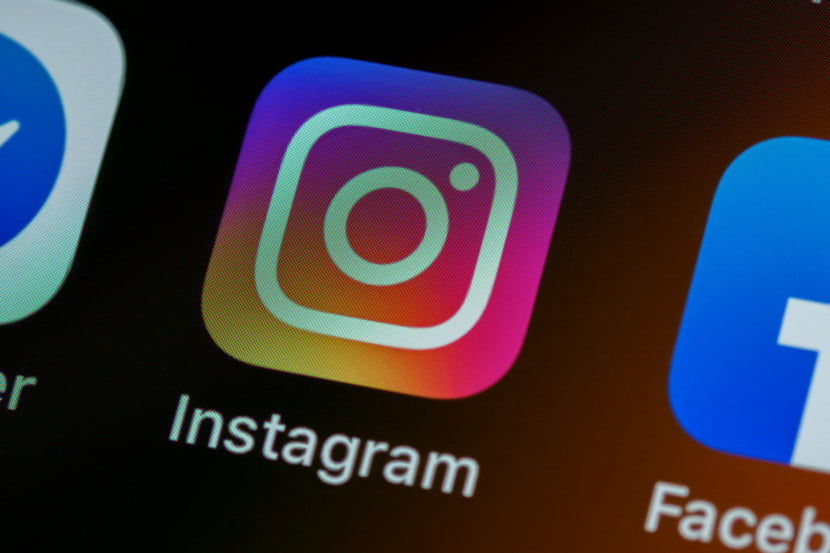 Se você notou recentemente um pequeno ícone de óculos em um Stories no Instagram, a explicação é mais simples do que parece
