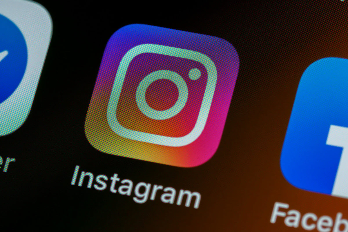 Se você notou recentemente um pequeno ícone de óculos em um Stories no Instagram, a explicação é mais simples do que parece