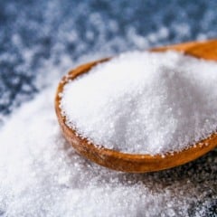 Sal antes do treino? Saiba os possíveis benefícios e riscos para a saúde