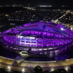 Mangueirão recebe iluminação lilás em homenagem aos 19 anos da Lei Maria da Penha