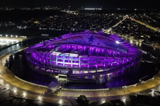 Mangueirão recebe iluminação lilás em homenagem aos 19 anos da Lei Maria da Penha