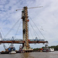 Estado lança segundo par de aduela da nova ponte estaiada entre os dois distritos, e avança com a concretagem das lajes