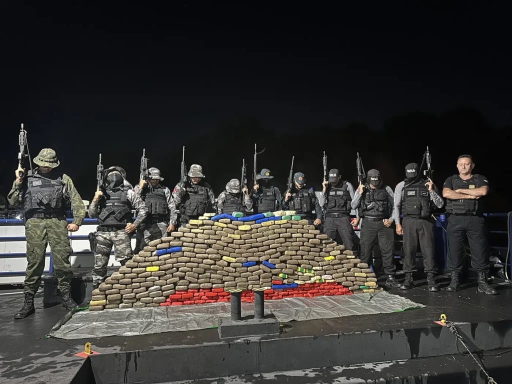 Cinco homens — dois brasileiros e três peruanos — foram presos em flagrante durante a operação.