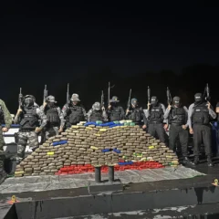 Cinco homens — dois brasileiros e três peruanos — foram presos em flagrante durante a operação.