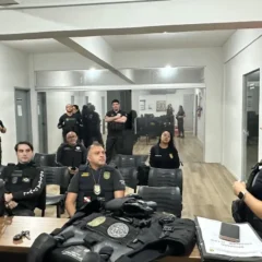 Os aparelhos celulares dele e de outros investigados foram apreendidos e serão periciados para subsidiar a investigação e o completo esclarecimento dos fatos

