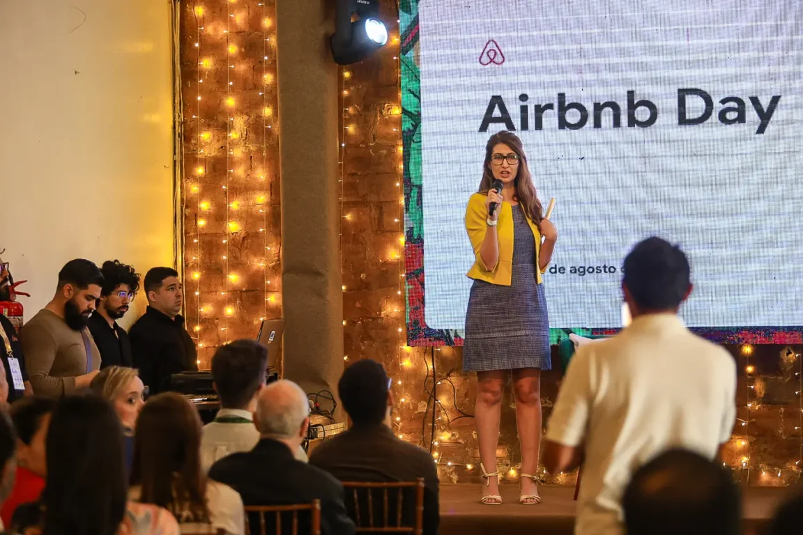 O Airbnb Day, realizado nesta terça-feira (26), em parceria com a Secretaria de Turismo do Pará, reuniu representantes da plataforma, do Instituto Alok, além de anfitriões locais. Foto: Alex Ribeiro / Agência Pará