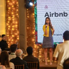 O Airbnb Day, realizado nesta terça-feira (26), em parceria com a Secretaria de Turismo do Pará, reuniu representantes da plataforma, do Instituto Alok, além de anfitriões locais. Foto: Alex Ribeiro / Agência Pará