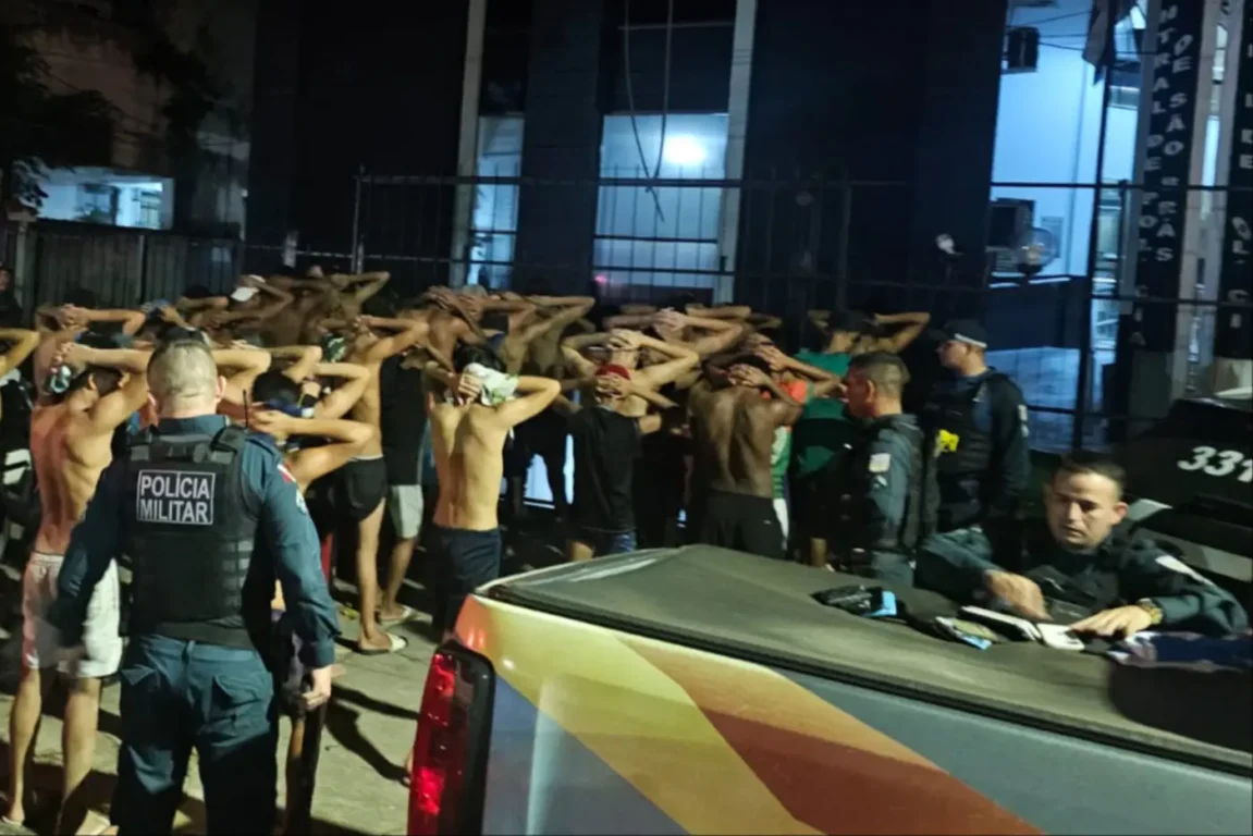 As guarnições se depararam com grande aglomeração, e com apoio de cinco viaturas do 37º BPM evitaram a escalada da violência
As guarnições se depararam com grande aglomeração, e com apoio de cinco viaturas do 37º BPM evitaram a escalada da violência