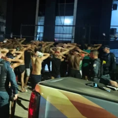 As guarnições se depararam com grande aglomeração, e com apoio de cinco viaturas do 37º BPM evitaram a escalada da violência

