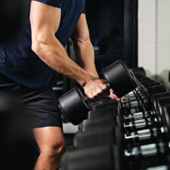 Prática regular de exercícios com peso ajuda a aumentar a massa muscular magra, o que também pode elevar os níveis de testosterona FOTO: Freepik