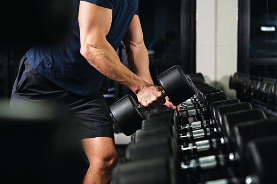 Prática regular de exercícios com peso ajuda a aumentar a massa muscular magra, o que também pode elevar os níveis de testosterona FOTO: Freepik