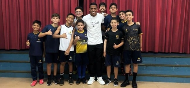 Atacante do Remo leva lições de fé, disciplina e esporte a estudantes