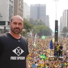 Mensagens reproduzidas em um relatório da Polícia Federal revelam um diálogo tenso entre o deputado federal Eduardo Bolsonaro e seu pai.