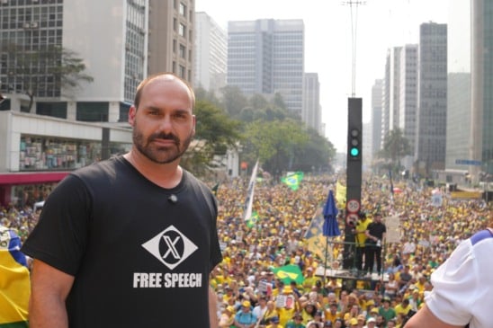 Mensagens reproduzidas em um relatório da Polícia Federal revelam um diálogo tenso entre o deputado federal Eduardo Bolsonaro e seu pai.