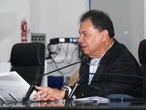 Atualmente presidente da Alepa, Chicão tem um histórico de atuação no Executivo e Legislativo estadual.