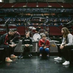 Mickey Madden, baixista que tocou na banda Maroon 5 de 1994 a 2020, foi acusado de violência doméstica por sua esposa.