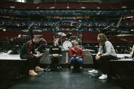 Mickey Madden, baixista que tocou na banda Maroon 5 de 1994 a 2020, foi acusado de violência doméstica por sua esposa.