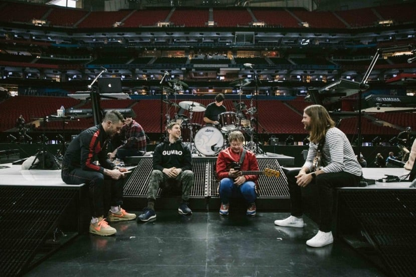 Mickey Madden, baixista que tocou na banda Maroon 5 de 1994 a 2020, foi acusado de violência doméstica por sua esposa.