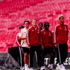 A temporada 2025/26 do futebol inglês começa oficialmente neste domingo (10) com a disputa da Community Shield, a Supercopa da Inglaterra.