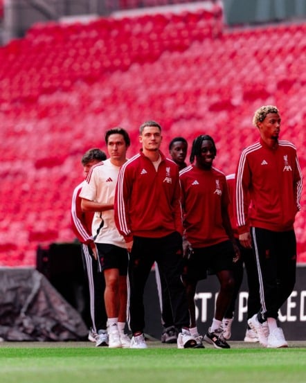 A temporada 2025/26 do futebol inglês começa oficialmente neste domingo (10) com a disputa da Community Shield, a Supercopa da Inglaterra.