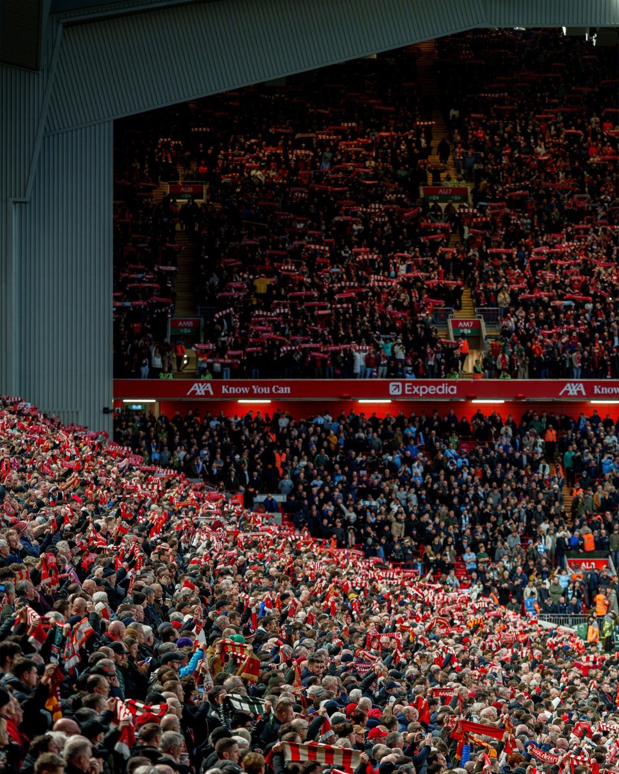 Depois do título e da tragédia, Liverpool volta a campo para escrever novo capítulo