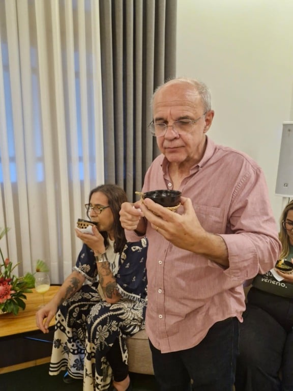 Entre os integrantes da comitiva, quem chamou a atenção foi o deputado Eduardo Bandeira de Mello (PSB-RJ), ex-presidente do Flamengo. 