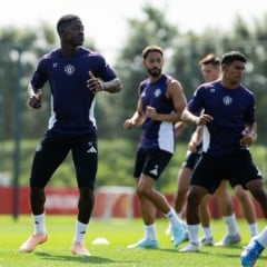 A temporada 2025/26 da Premier League começa com um clássico de peso: Manchester United x Arsenal se enfrentam neste domingo (17)