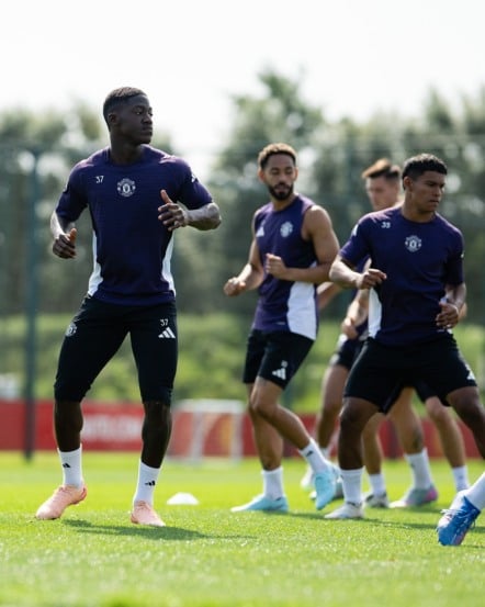 A temporada 2025/26 da Premier League começa com um clássico de peso: Manchester United x Arsenal se enfrentam neste domingo (17)